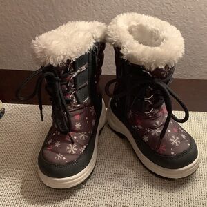Cozy Snowflake Kids Boots - Gray